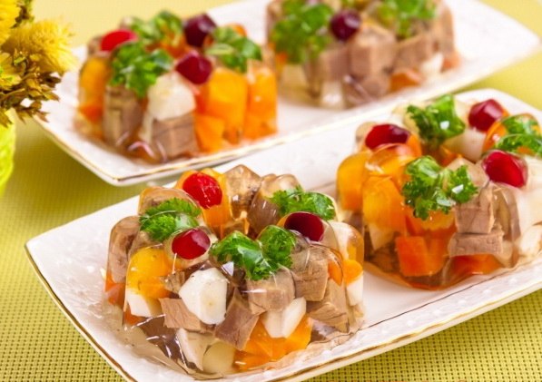 У силіконових формах виходять гарні закуски зі звичайних продуктів: від холодцю, листкових салатів до різних запіканок