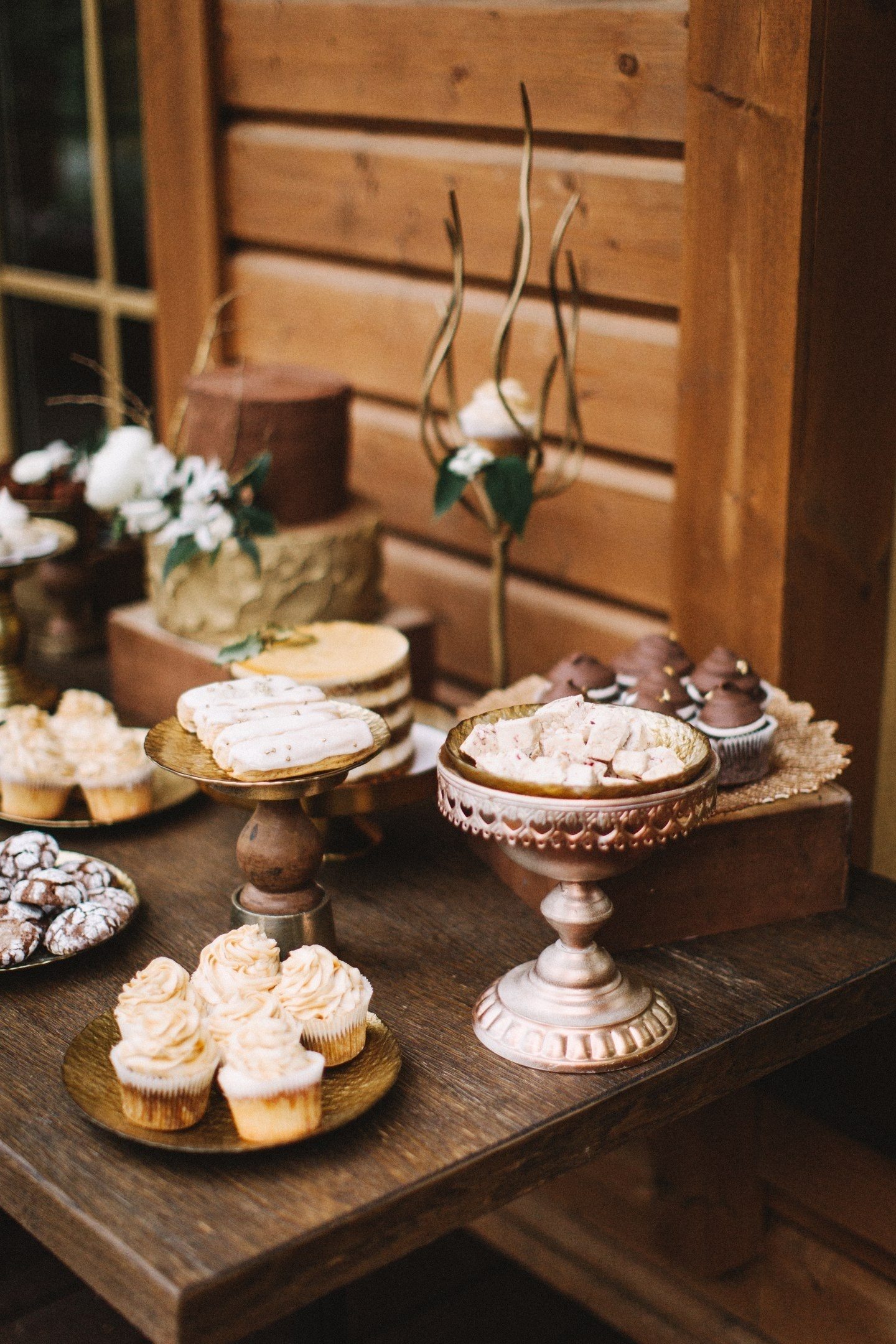 Счупени барове шоколад, трюфели, мока въздушни десерти, украсени с кафе на зърна и ажурни бисквити с пудра в сватбен стил изглеждат чудесно в компанията на стари кутии и богато украсени щандове