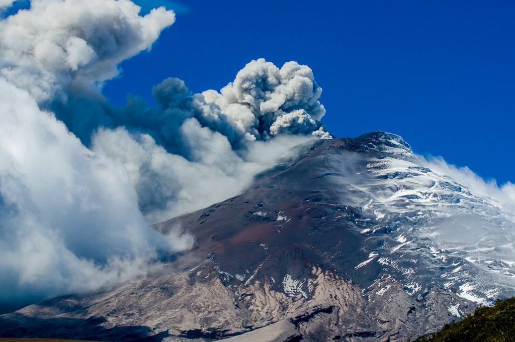 Близьке до істини і те, і інше: верхівка вулкана покрита снігами, а виверження відбуваються досить часто