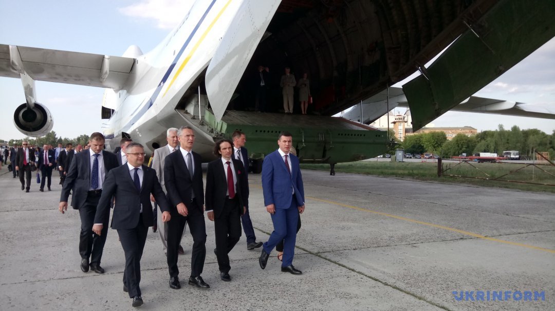 Делегації НАТО, включаючи 29 послів країн-членів, голови Військового комітету Альянсу генерала Петера Павела, представили літаки Ан-22а «Антей», Ан-178, Ан-130, Ан-124 «Руслан»