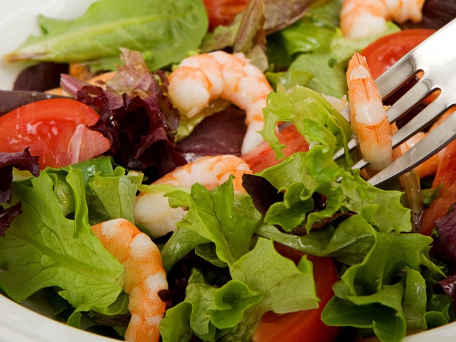 Легкі салати на 8 Березня: салат з креветками, овочами і пармезаном