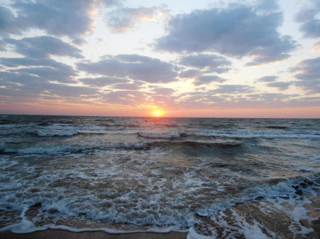 У другій половині вересня так званий оксамитовий сезон закінчується, на узбережжі   Азовського моря   стартує сезон східних вітрів, з приходом яких температура повітря динамічно знижується