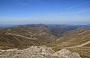 Територія провінції Нуоро займає значну частину гірського масиву Дженнардженту (Gennargentu) і постає в різних втіленнях, її характеризують гори і долини, плоскогір'я і узбережжі, відома туристам своїми чудовими гротами і бухтами