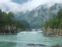 Річка Катунь розлилася по окрузі, збираючи навколо себе в сотнях озер і гірських потоків, величезна кількість відпочиваючих