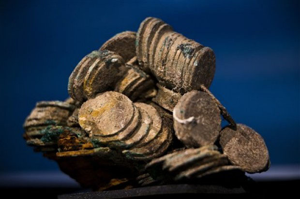 Іспанський галеон «Нуестра Сеньйора де лас Мерседес», серед залишків якого і були знайдені скарби, перевозив срібні і золоті монети, які карбували в Латинській Америці в XIX столітті