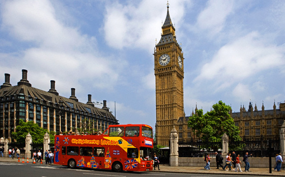 Коли теле- або кіновиробники хочуть позначити, що місце дії відбувається в Великобританії, вони показують зображення Вежі з годинником, часто з червоним двоповерховим автобусом або чорним таксі на передньому плані