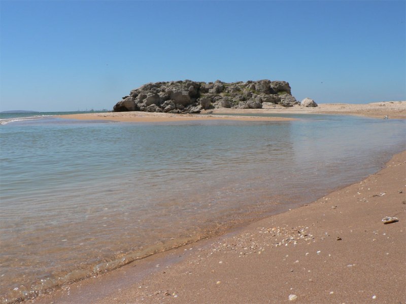 Прозора вода, золотистий пісок пляжу, тиша і практично цілковита самотність роблять Генеральські пляжі бажаним місцем для романтиків і справжніх цінителів Криму