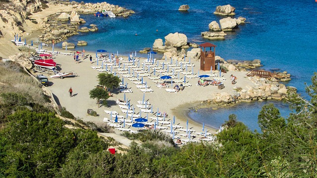Пляж Ніссі Біч знаходиться в Айя Напі і, мабуть, вважається одним з найвідоміших на Кіпрі