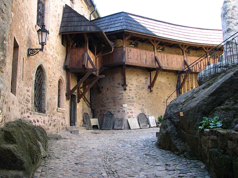 З середини 15 століття зовнішній вигляд замку поступово змінювався і знайшов риси готичного стилю