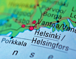 І сторіческій центр Гельсінкі побудований на південному краю півострова Естнес і з трьох сторін - півночі, сходу і заходу - обмежений морем, до якого і виводять безліч старовинних вуличок