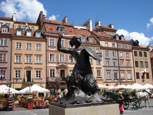 Варшаву варто відвідати хоча б заради прогулянки по центральній площі і фотографії зі знаменитою «Варшавської русалкою»
