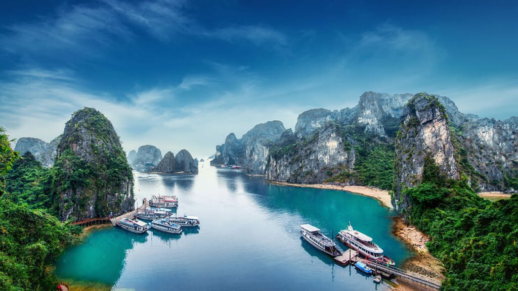 Бухта Халонг - це чудове мальовниче місце знаходиться в провінції Куанг Нінь у В'єтнамі, славиться своїми горами, водою, хмарами, печерами і гротами
