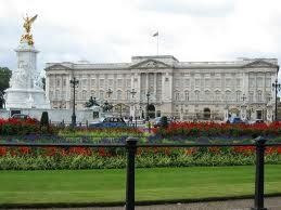Букінгемський палац є офіційною лондонською резиденцією британських монархів і одночасно однією з головних визначних пам'яток Лондона