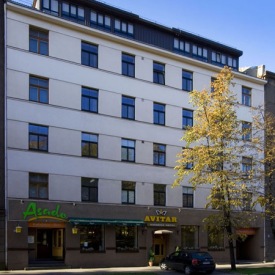 Затишний готель Авітар розташований в тихому центрі Риги, в декількох хвилинах ходьби від нового ділового і розважального комплексу ARENA RIGA HALL, де проводяться основні спортивні заходи, конференції та концерти світових знаменитостей