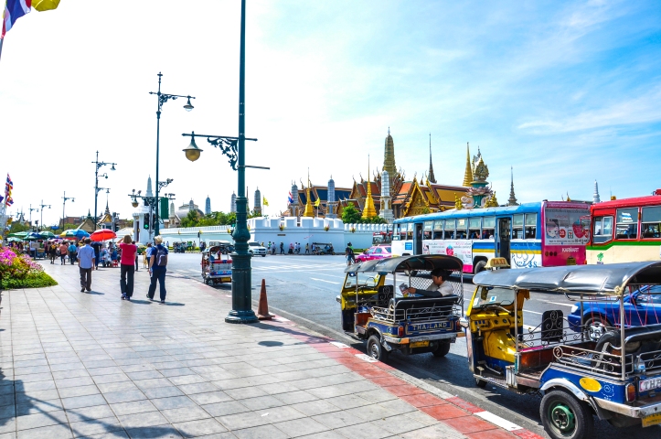 Після того як ми проїхали ці маленькі палаци, повернувши за ріг, відкрився вид на Wat Phra Kaeo і Великий Королівський Палац
