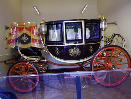 Скляна карета (Glass Coach) була виготовлена ​​в 1881 році, вона використовувалася при коронації Георга V в 1911 році, а також для кількох весіль