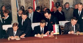 Підписання основного договору Вишеградської четвірки, зліва Вацлав Гавел, Йожеф Антал і Лех Валенса, Фото: Péter Antall, CC BY-SA 3
