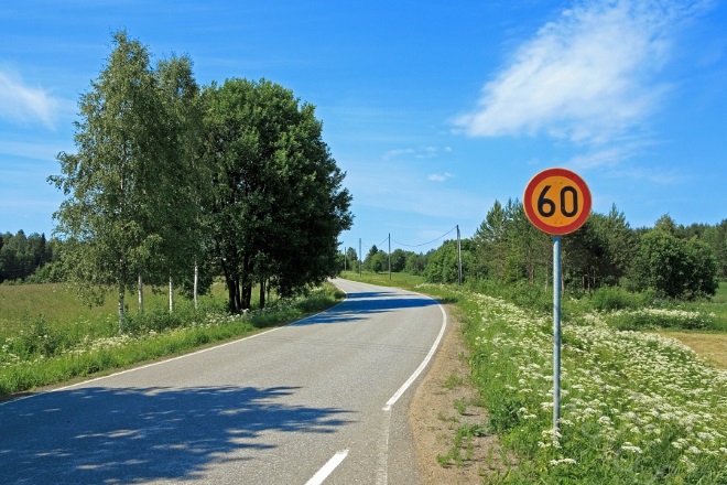 Знак обмеження швидкості на фінській дорозі