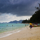 Череда назв: пляж готелю Нора, Чавенг Яй, Нора бич - відносяться до одного й того