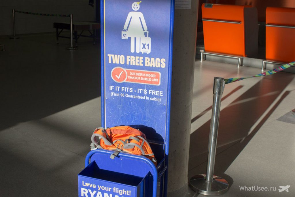 На фоторафии рамки в аеропорту Модлін, куди треба втиснути свою поклажу, якщо не хочете доплачувати за здачу занадто великий поклажі в багаж (стандартна вимога Ryanair):