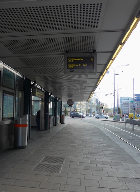 На ряді зупинок є електронні табло, на яких відображається час до прибуття найближчого трамвая (в хвилинах)