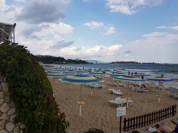 Кілька хвилин ходьби від готелю, і ти вже на березі Чорного моря