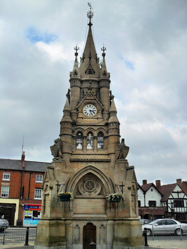 Ну а найбільше в Стратфорді мені сподобалася монументальна годинникова башта часів Королеви Вікторії: