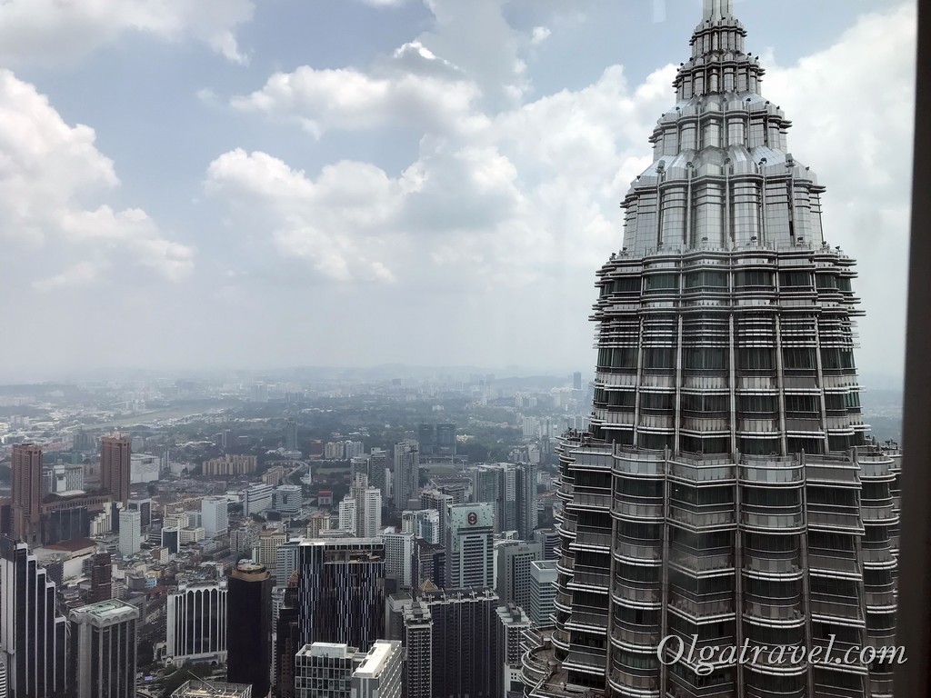 На 86 поверсі в одній з веж знаходиться ще одна закрита оглядовий майданчик   Вид на сусідню вежу   Вид на сусідню вежу і місто з 86 поверху   Вежа Петронас і телевежа Менара Куала-Лумпур
