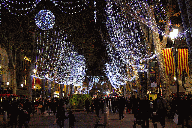 Різдвяні гірлянди на вулицях Екс-ан-Провансу